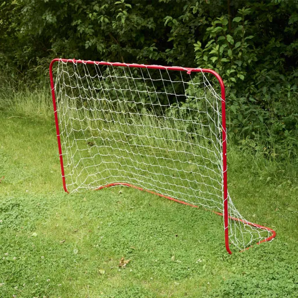 stalowa bramka do piłki nożnej dla dzieci w ogrodzie