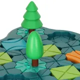 Widok zbudowanego toru przeszkód z pojazdami i piłeczkami