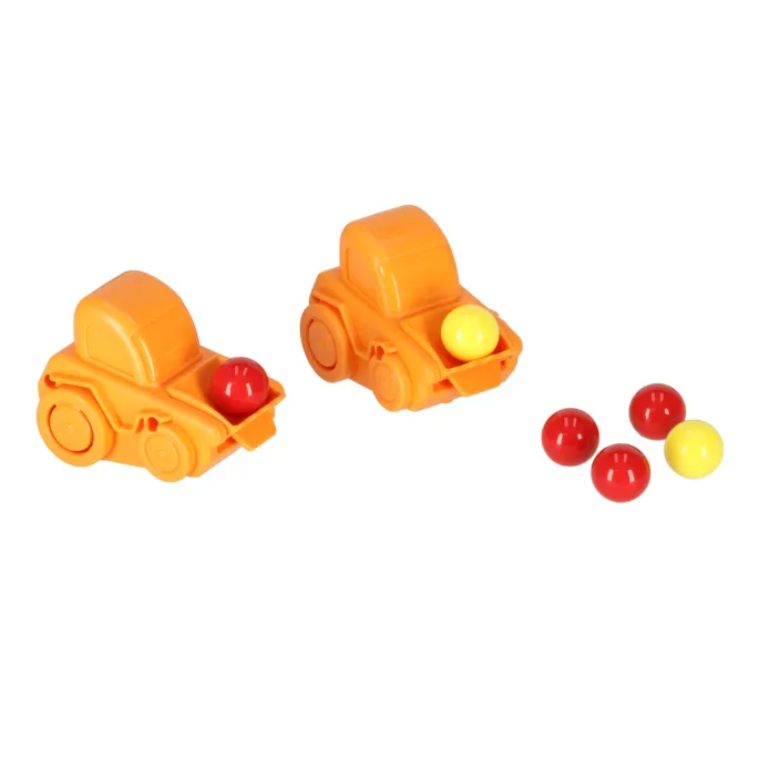 Dziecko bawiące się planszową grą labiryntem i klockami