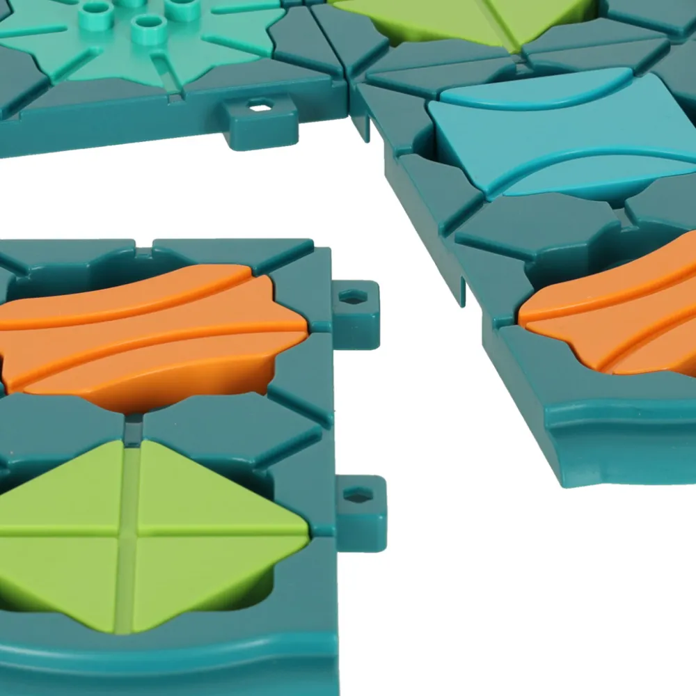 Wytrzymałe klocki torów o różnych kształtach na planszy