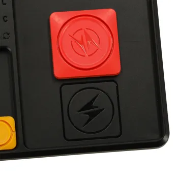 Zbliżenie na przesuwane klocki gry logicznej dla dzieci i dorosłych