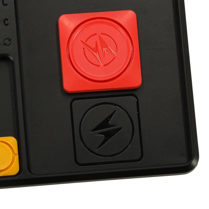 Zbliżenie na przesuwane klocki gry logicznej dla dzieci i dorosłych