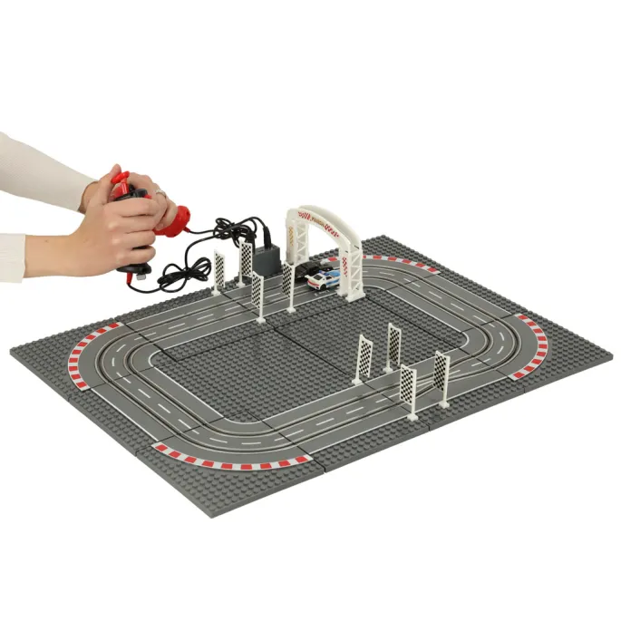 Samochodowy tor wyścigowy ze stabilną i bezpieczną konstrukcją