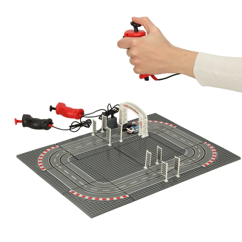 Wyścigowy tor samochodowy z możliwością personalizacji i zasilaniem sieciowym