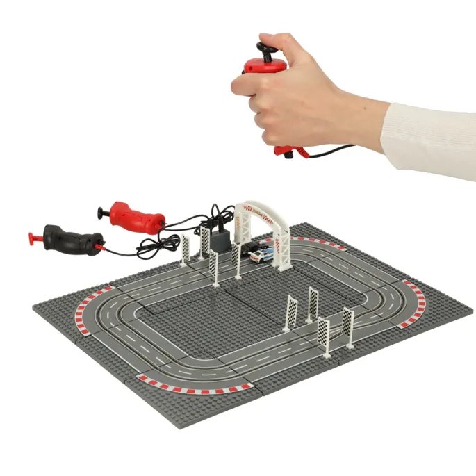 Wyścigowy tor samochodowy z możliwością personalizacji i zasilaniem sieciowym