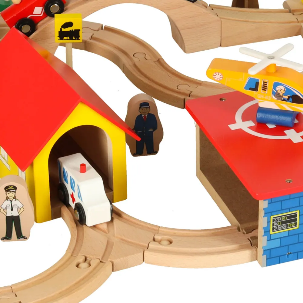 Zbliżenie na drewniany pociąg z wagonami na torach zabawkowych