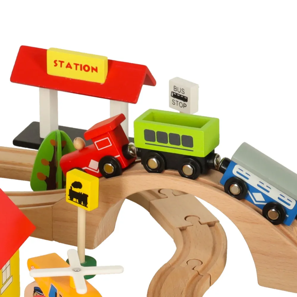 Komplet akcesoriów: samochody, znaki drogowe i figurki do zabawy