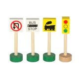 Pociąg z wagonikami przejeżdżający przez most drewnianej kolejki