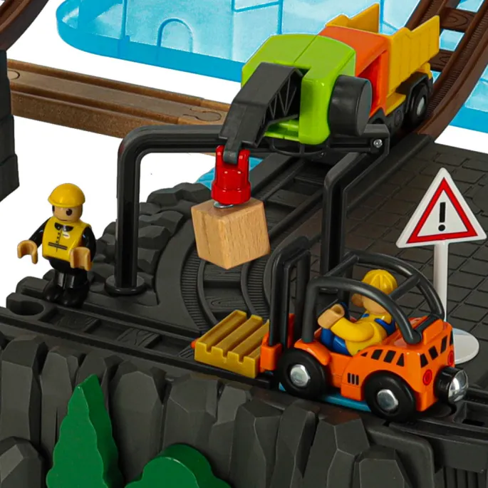 Żuraw i wózek widłowy z zestawu budowlanego kolejki drewnianej