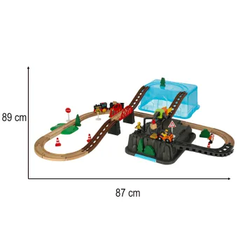 Kreatywna zabawa dzieci drewnianą kolejką z pociągiem i placem budowy