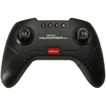 Dziecko bawi się samochodem RC Hummer EV w pomieszczeniu