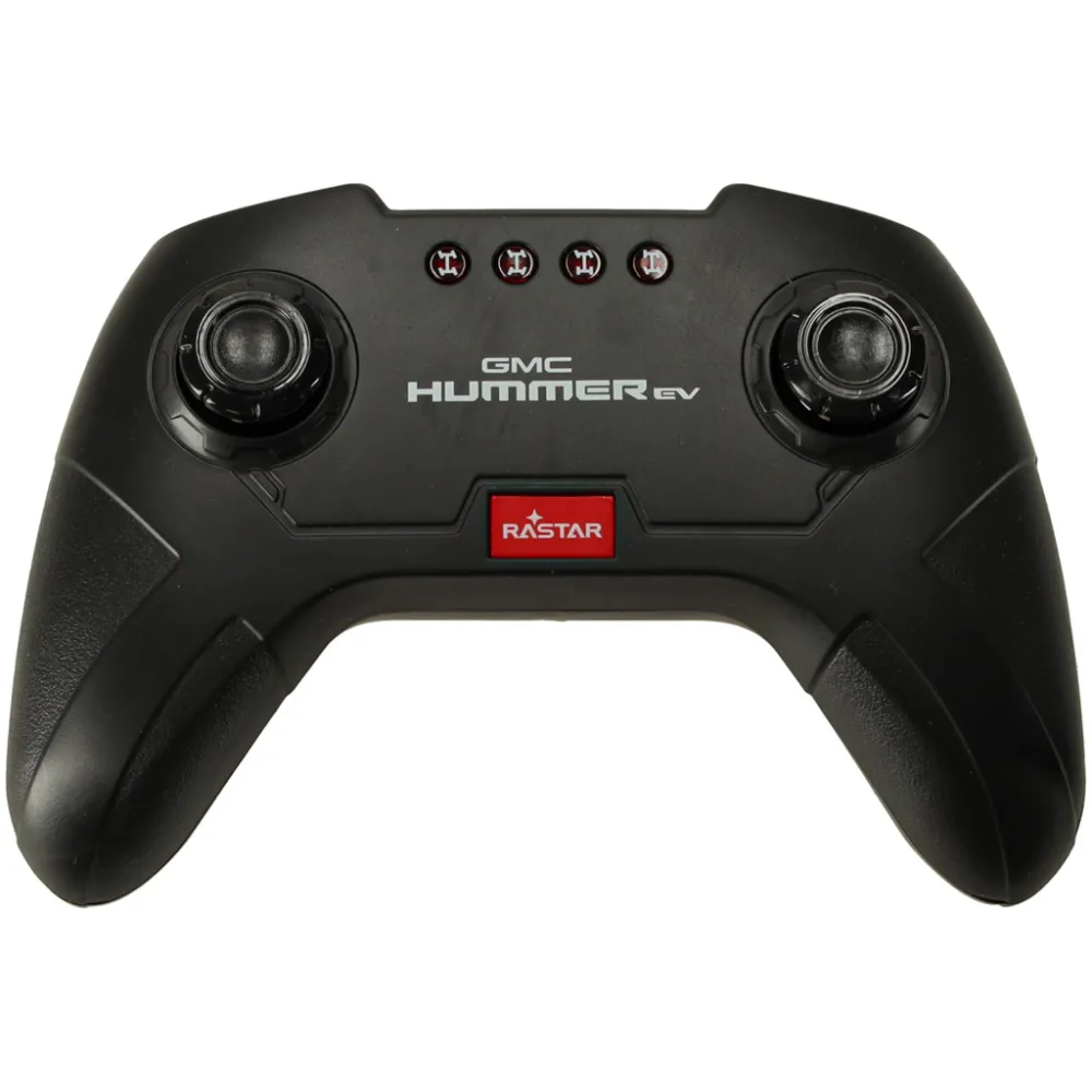 Dziecko bawi się samochodem RC Hummer EV w pomieszczeniu