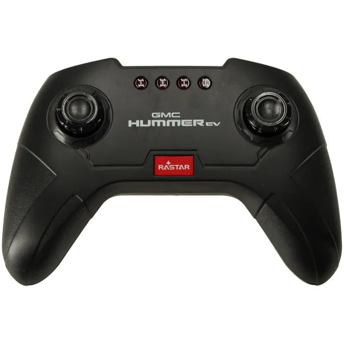 Dziecko bawi się samochodem RC Hummer EV w pomieszczeniu