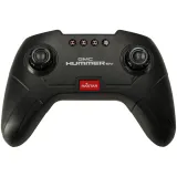 Dziecko bawi się samochodem RC Hummer EV w pomieszczeniu