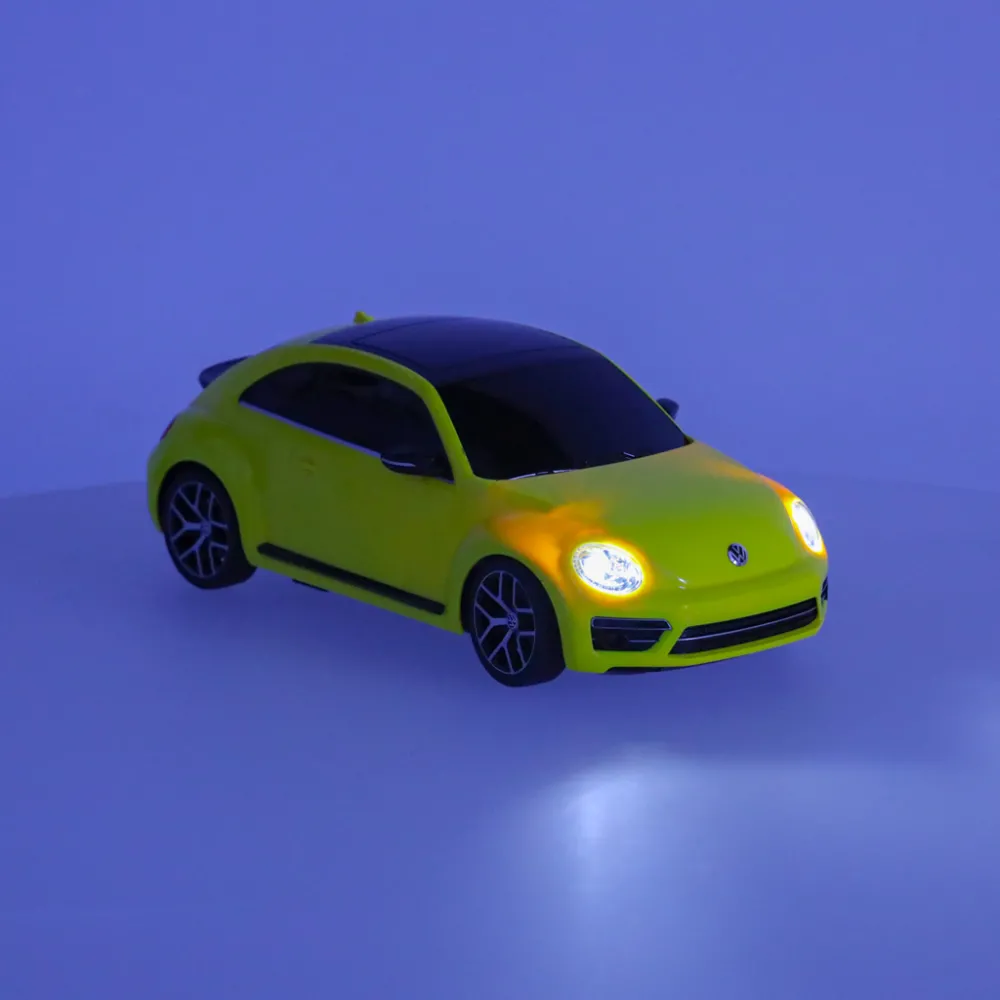 Detal gumowych opon w modelu Volkswagen Beetle 1:14