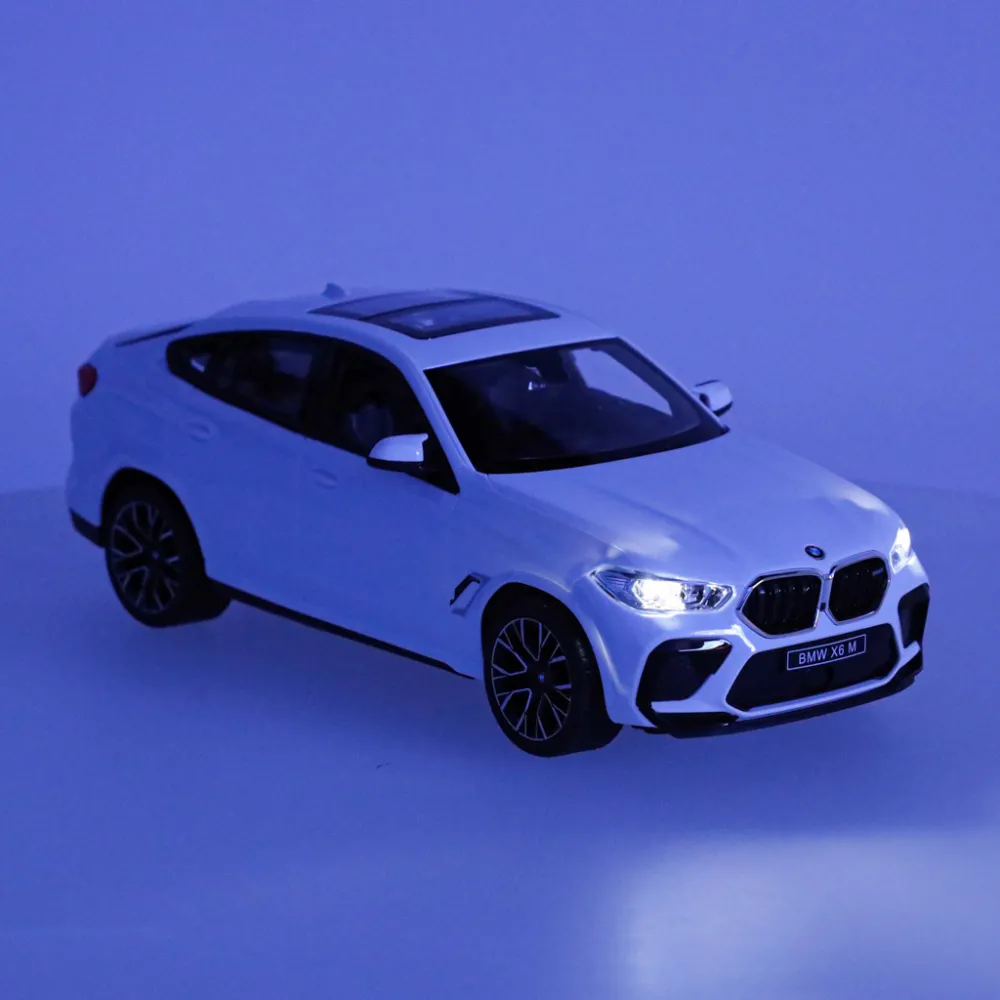 Zbliżenie na detale przednich świateł modelu BMW X6 M RC
