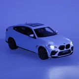 Zbliżenie na detale przednich świateł modelu BMW X6 M RC