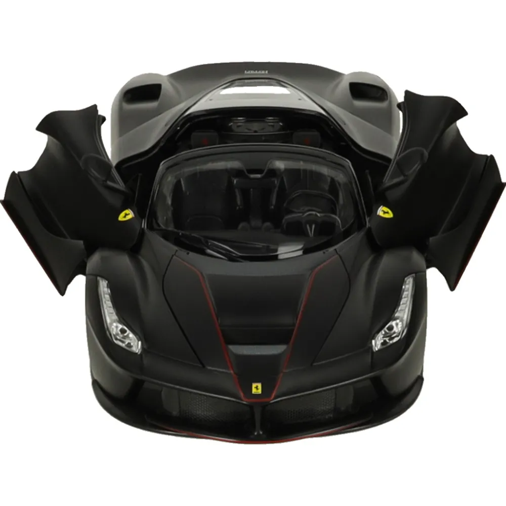 Zbliżenie na czarny model RC Ferrari LaFerrari z logo marki