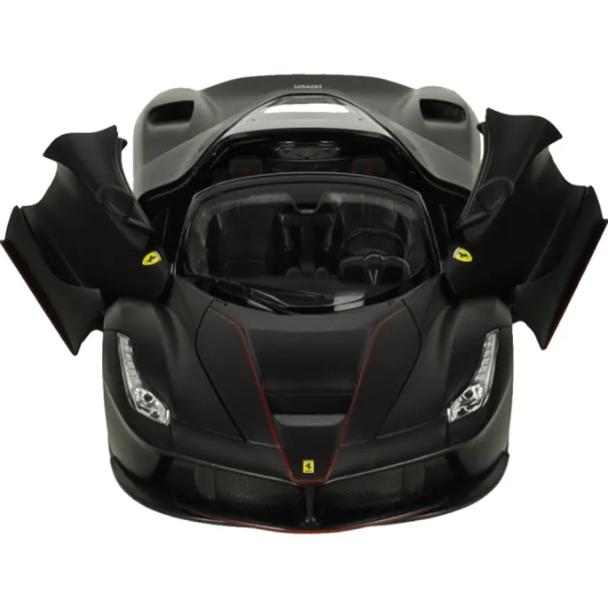 Zbliżenie na czarny model RC Ferrari LaFerrari z logo marki