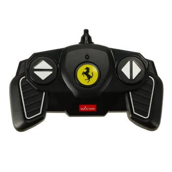 Dynamiczny samochód RC Ferrari podczas skręcania na płaskiej powierzchni