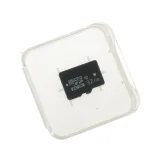 Zestaw: aparat, karta 32GB, smycz i kabel USB do ładowania