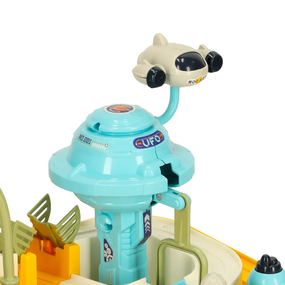 Detal futurystycznego motywu toru samochodowego z naklejkami