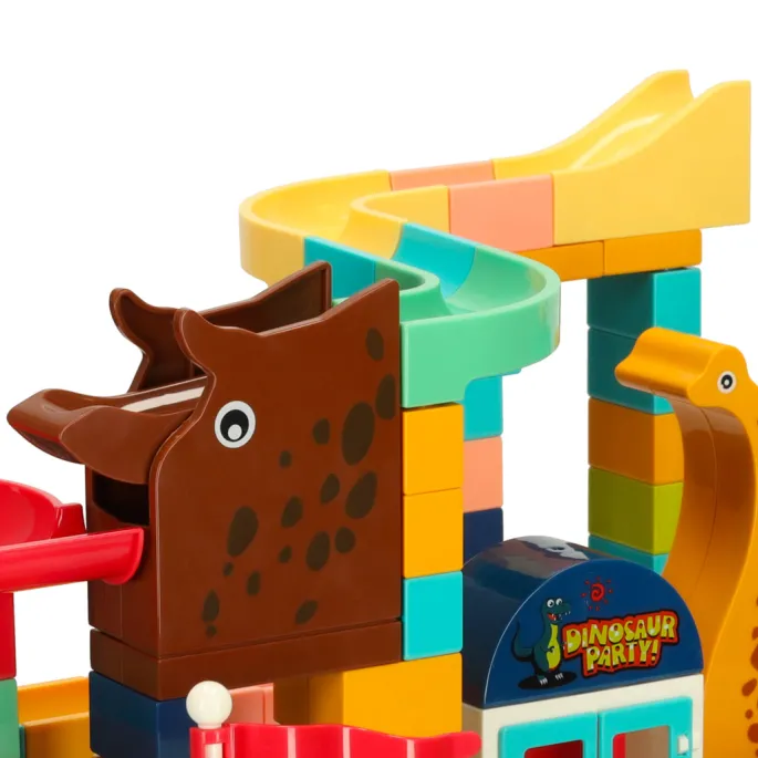 Dziecko buduje kolorowy tor kulkowy z klocków Bibi-inn