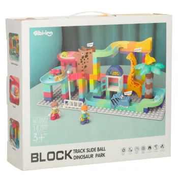 Widok gotowej konstrukcji toru kulkowego z kulkami i figurkami