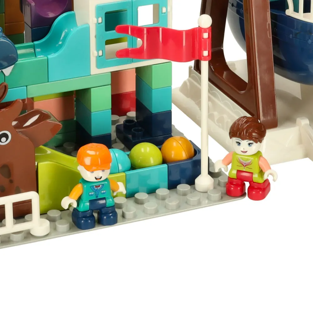 Przykładowa trasa kulkowa z klocków i zwierzątkami w zestawie