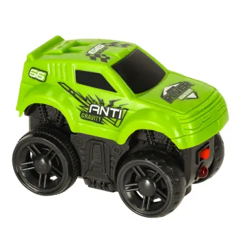 Samochodzik jadący do góry nogami na torze magnetycznym