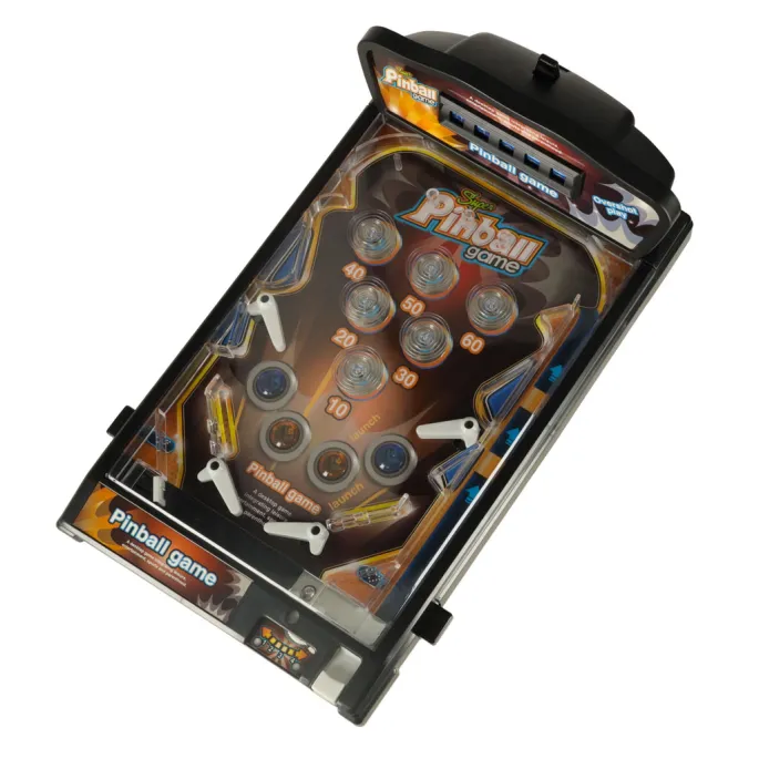 Gra pinball flipper z licznikem punktów na plastikowym stoliku