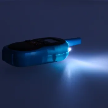 Para krótkofalówek dla dzieci podczas zabawy na dworze