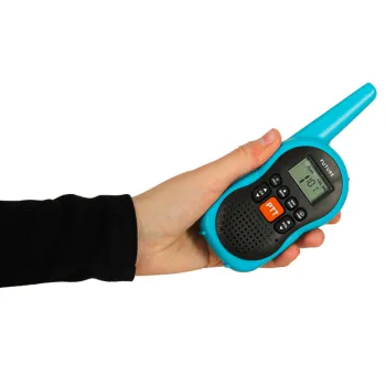 Dzieci bawiące się komunikacją przez krótkofalówki