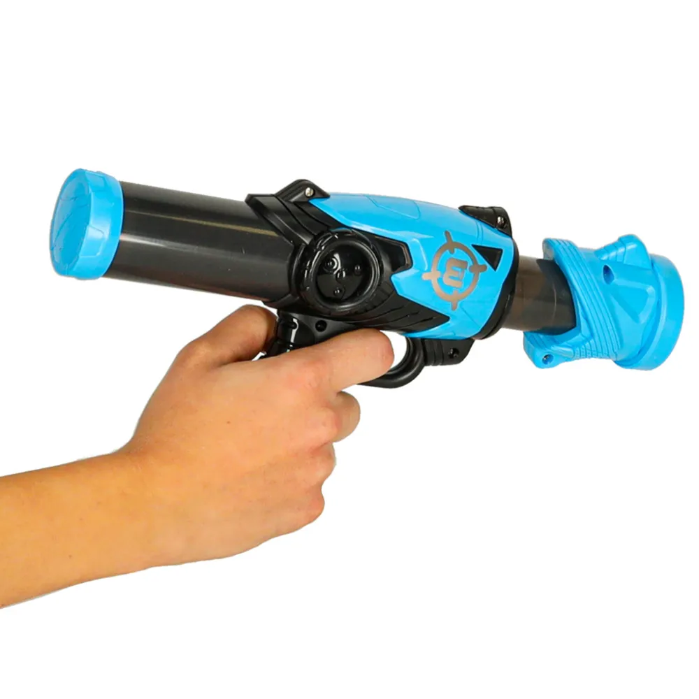 Zabawa strzelaniem do celu miękkimi piankowymi kulkami w domu