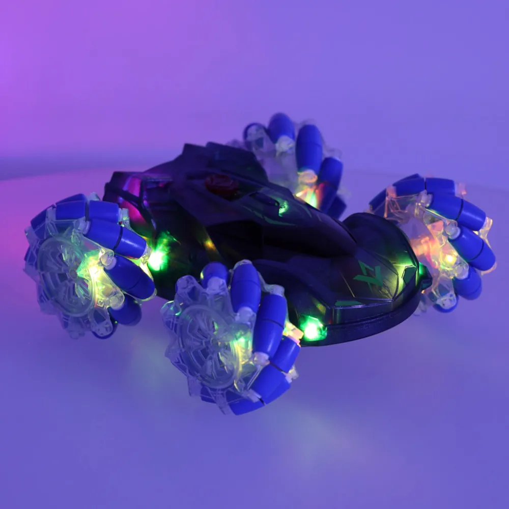 samochód rc odwrócony bokiem, prezentujący solidną konstrukcję