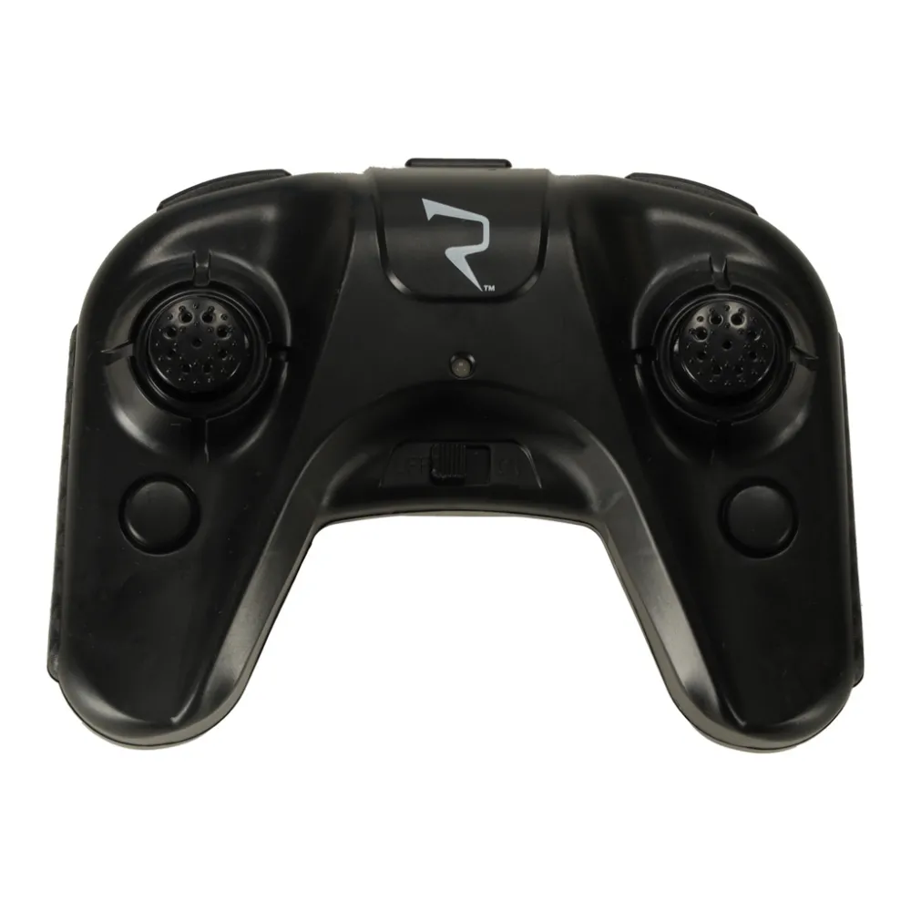 Model RC Flip Speeder podczas jazdy po dywanie i parkiecie