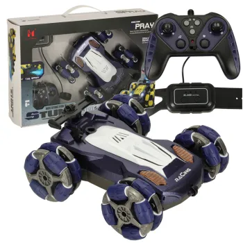 Zdalnie sterowany samochód z podwójnymi kołami na białym tle