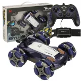 Zdalnie sterowany samochód z podwójnymi kołami na białym tle