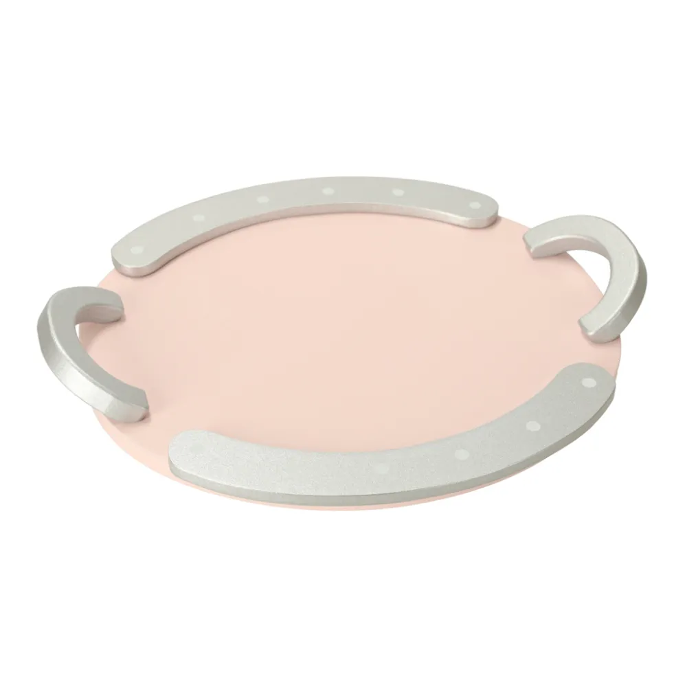 taca z akcesoriami do zabawy dla dziecka wykonana z drewna