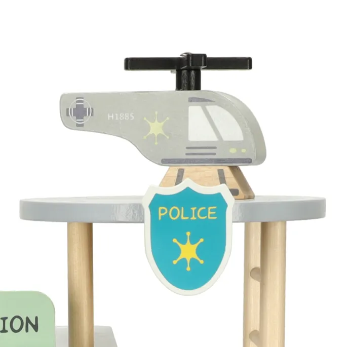 Drewniany komisariat z garażem i lądowiskiem oraz wyposażeniem