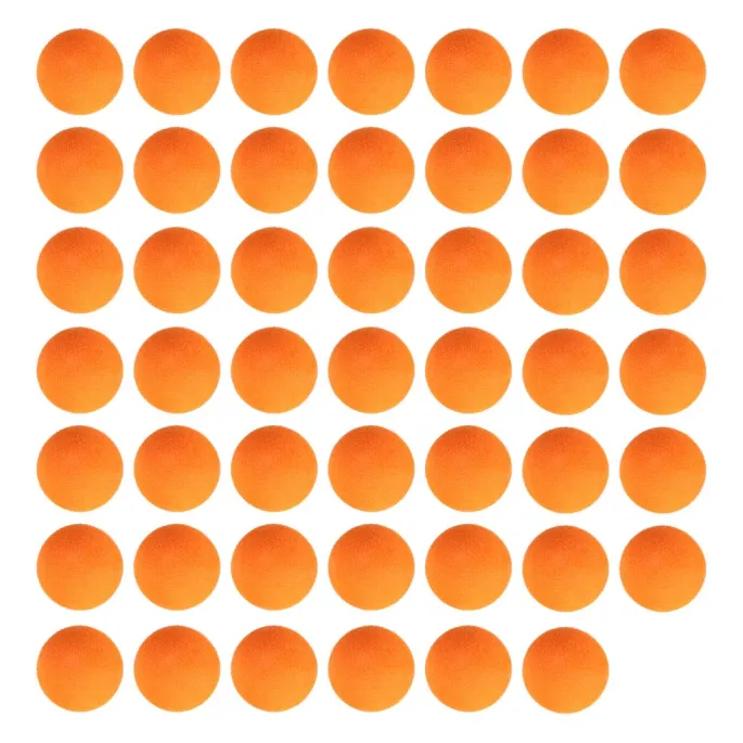 Zbliżenie na pistolet piankowy i piankowe kulki do zabawy