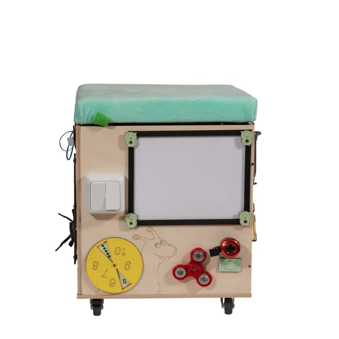 Zbliżenie na tablicę manipulacyjną z elementami sensorycznymi pufy LAS