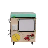 Zbliżenie na tablicę manipulacyjną z elementami sensorycznymi pufy LAS