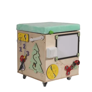 Elementy motoryczne: koła zębate, grzybek ze sznurówką i fidget spinner w pufie