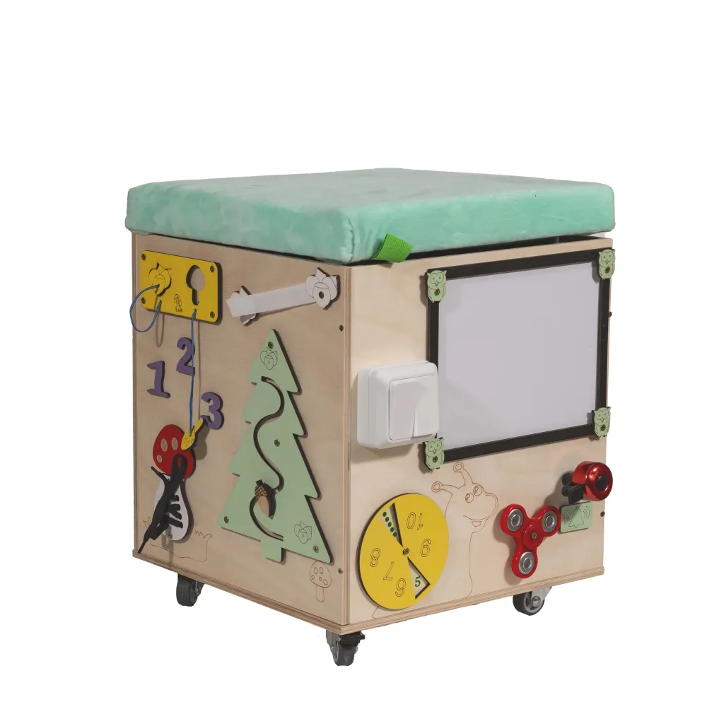 Elementy motoryczne: koła zębate, grzybek ze sznurówką i fidget spinner w pufie