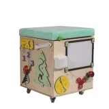 Elementy motoryczne: koła zębate, grzybek ze sznurówką i fidget spinner w pufie