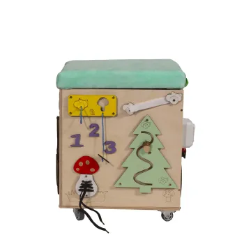 Tablica suchościeralna i elementy edukacyjne w pufie manipulacyjnym LAS