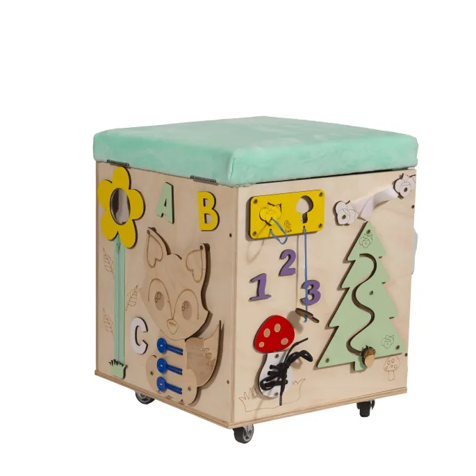 Dziecko bawiące się przy pufie manipulacyjnej LAS w pokoju dziecięcym