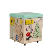 Dziecko bawiące się przy pufie manipulacyjnej LAS w pokoju dziecięcym