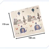 Dziecko bawiące się na dużej macie edukacyjnej z motywem zwierząt leśnych